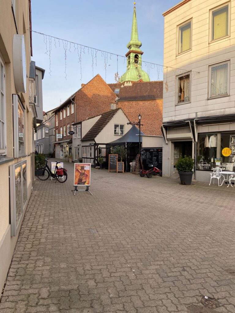 Enge Gasse in Kappeln mit kleinen Geschäften