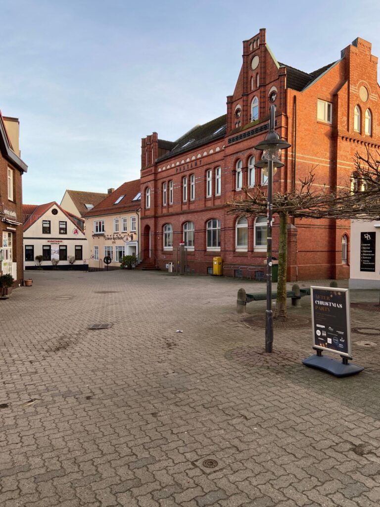 Historisches rotes Backsteingebäude des ehemaligen Postamts in der Altstadt von Kappeln